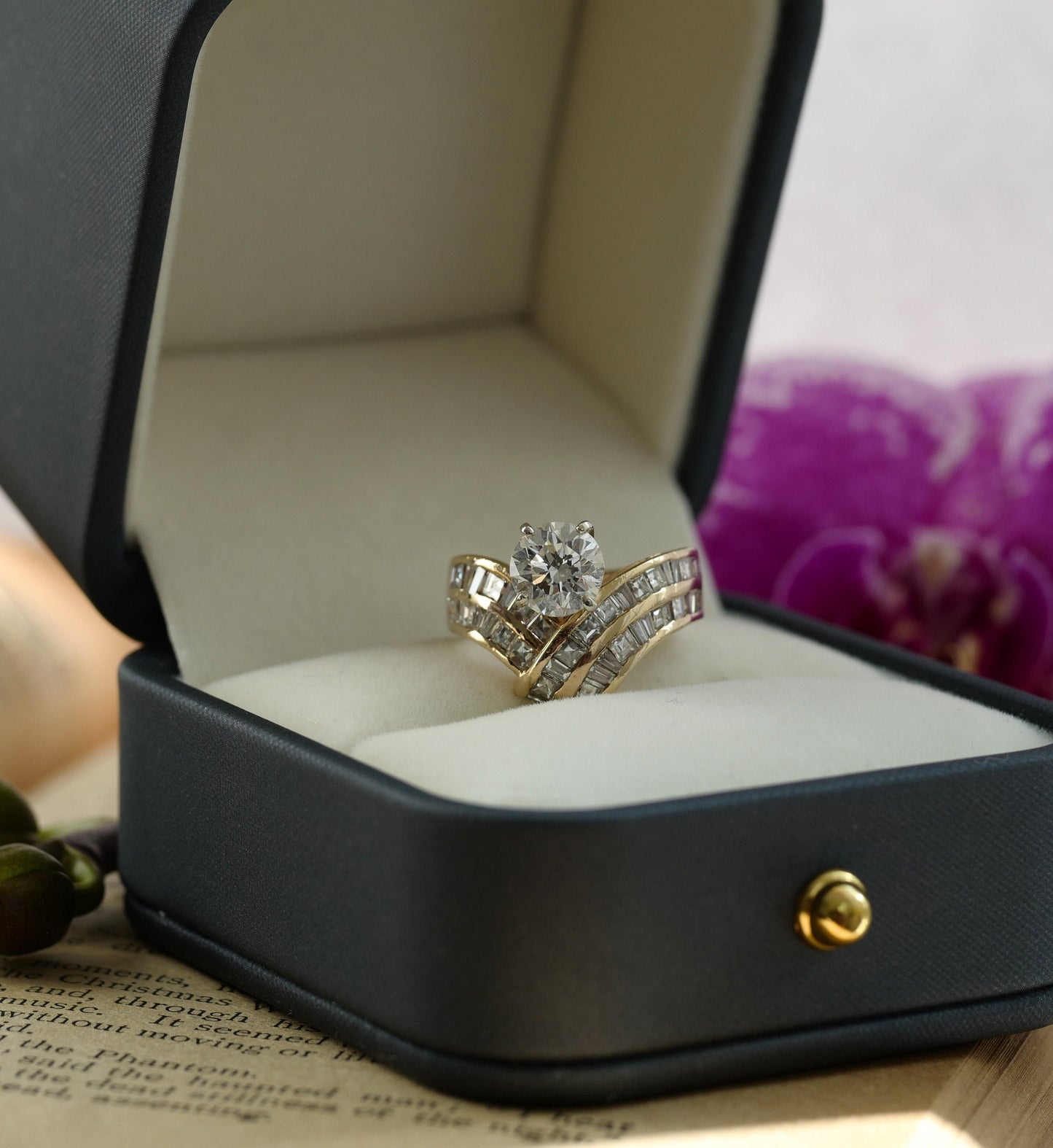 The Hollywood - Vintage - 1.55 Carat - Floating Solitaire - V Shaped - 3.2 Total Carat Weight